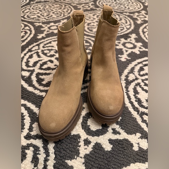 Tan boots - Picture 5 of 7